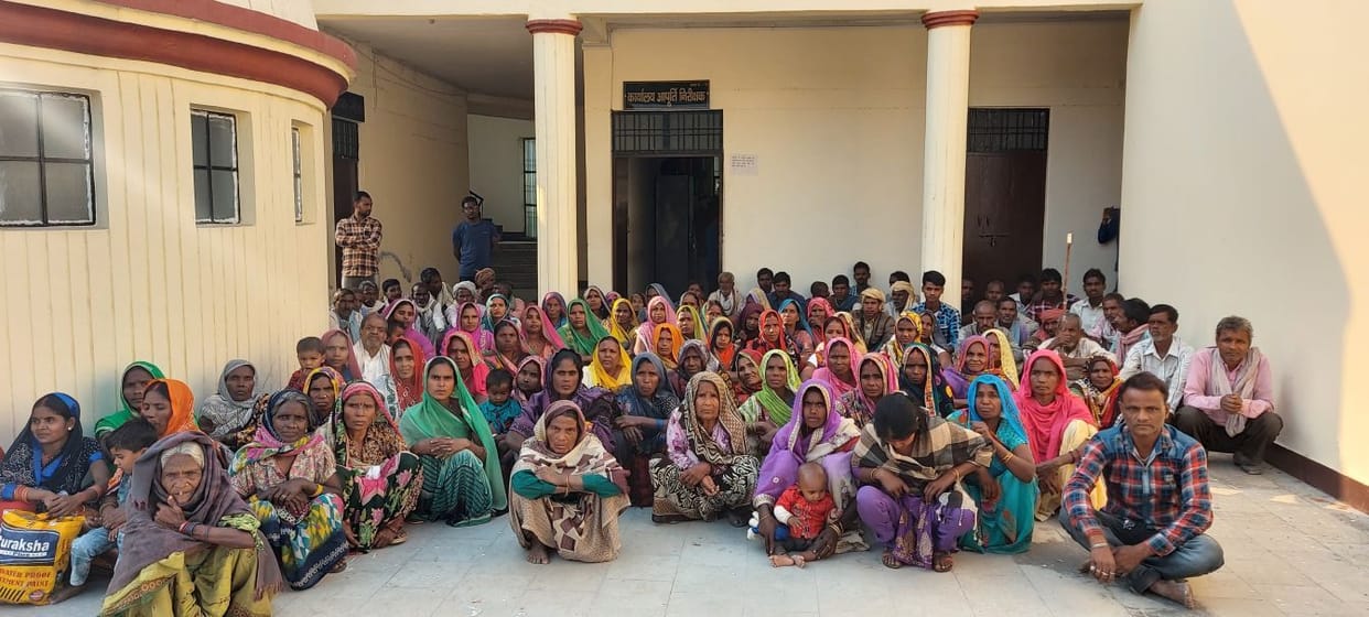 Villagers besiege the supply inspector office