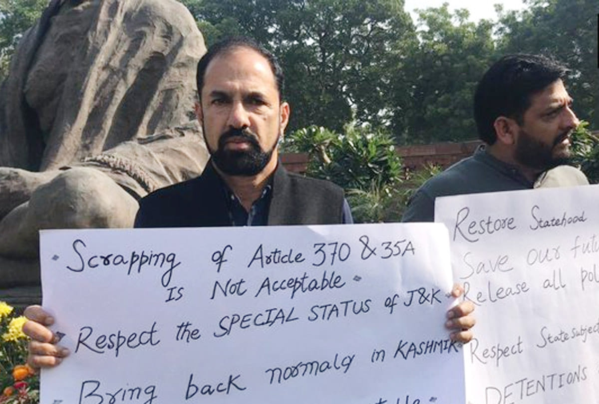 Nazir Ahmad Laway and Mir Mohammed Fayaz protest in Parliament premises over Jammu Kashmir issue