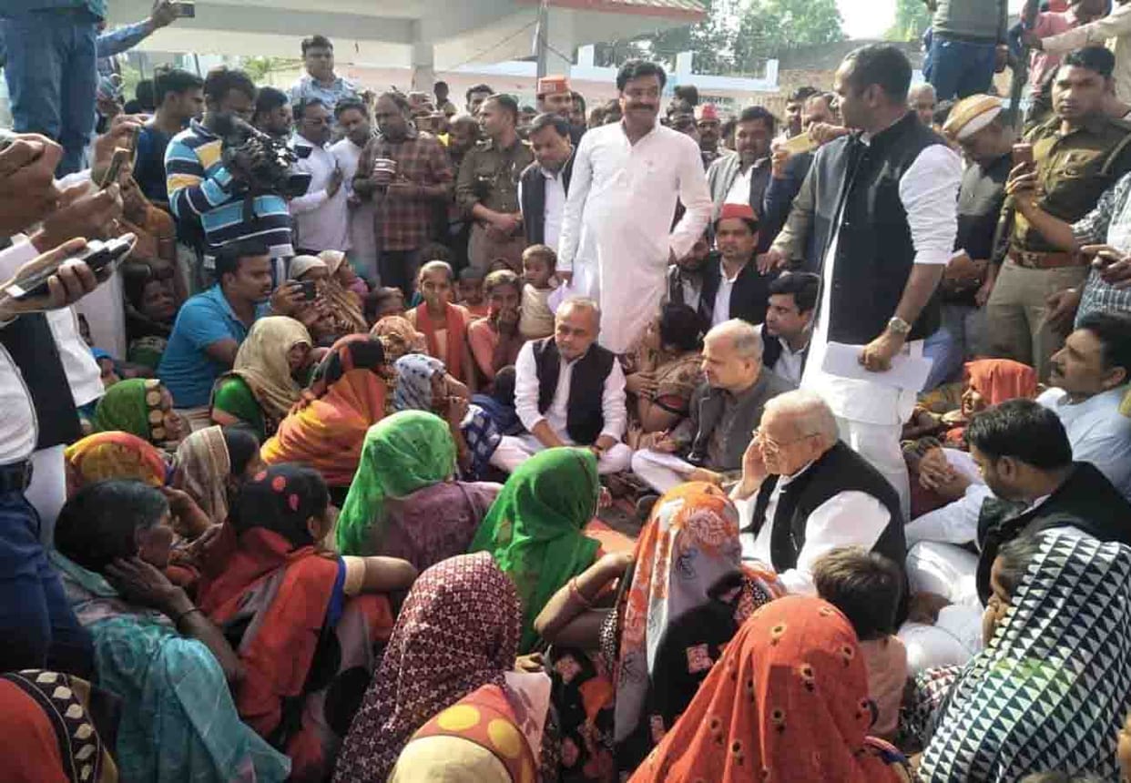 samajwadi party leader reached in unnao, meet with farmers in case of land acquisition