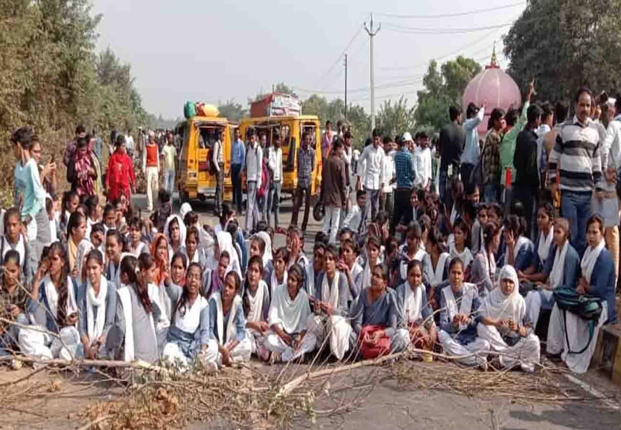 ITI students jammed the Tirwa-Kannauj road