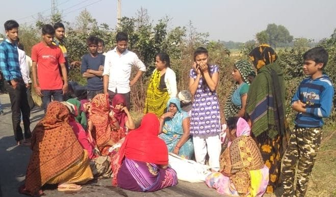 trak kee takkar se yuvak kee maut, parijanon ne kiya hangaama