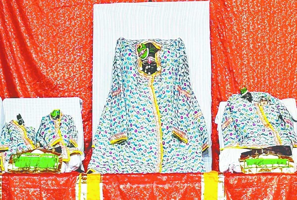 Devotees offering Woolen Clothes to Lord Krishna In Mathura