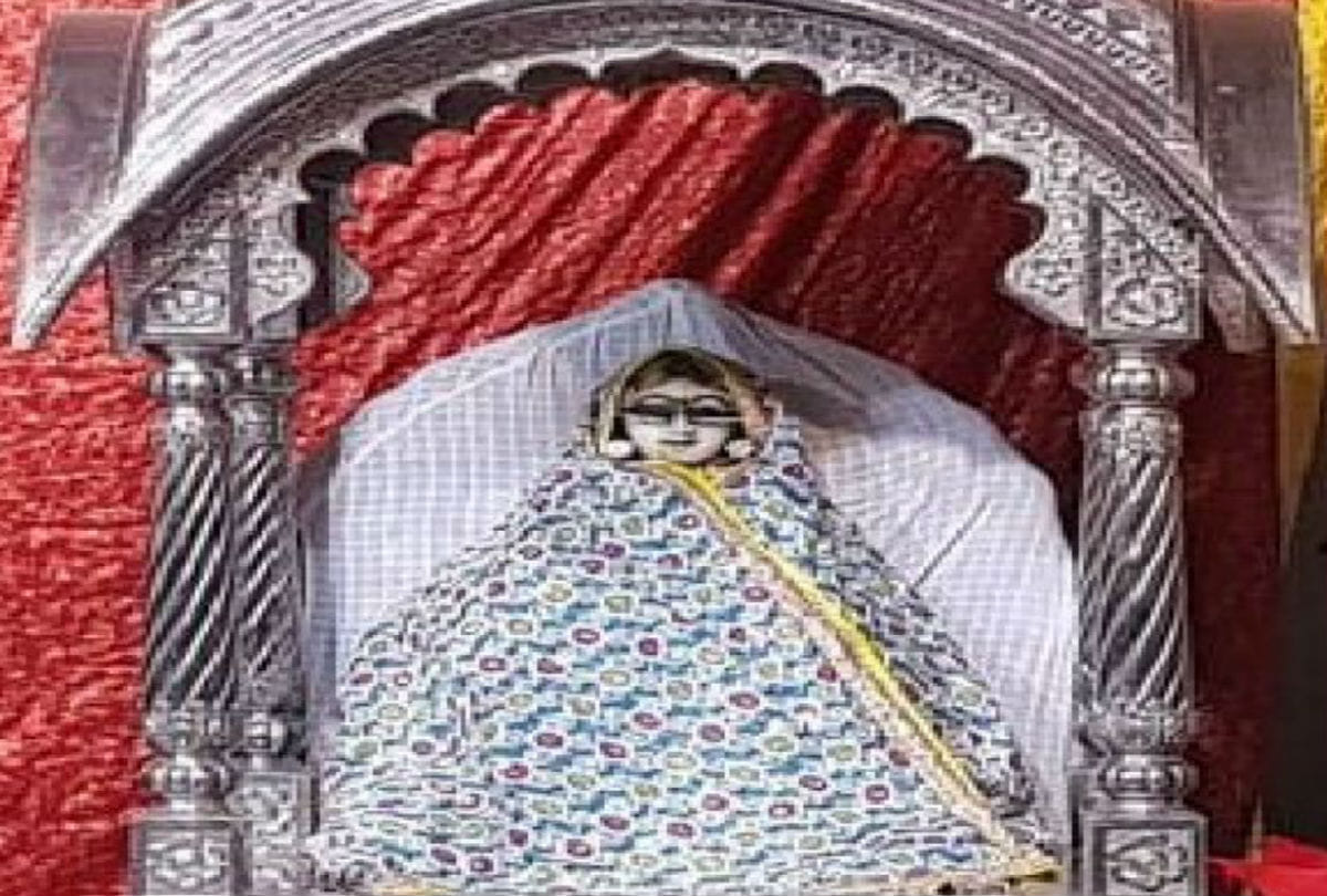 Devotees Offering Woolen Clothes And Special Quilt To Lord Krishna In Mathura