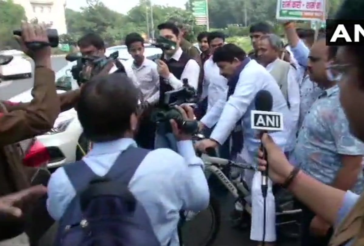 Delhi BJP MP Manoj Tiwari reach parliament on cycle for protesting against contaminated water supply