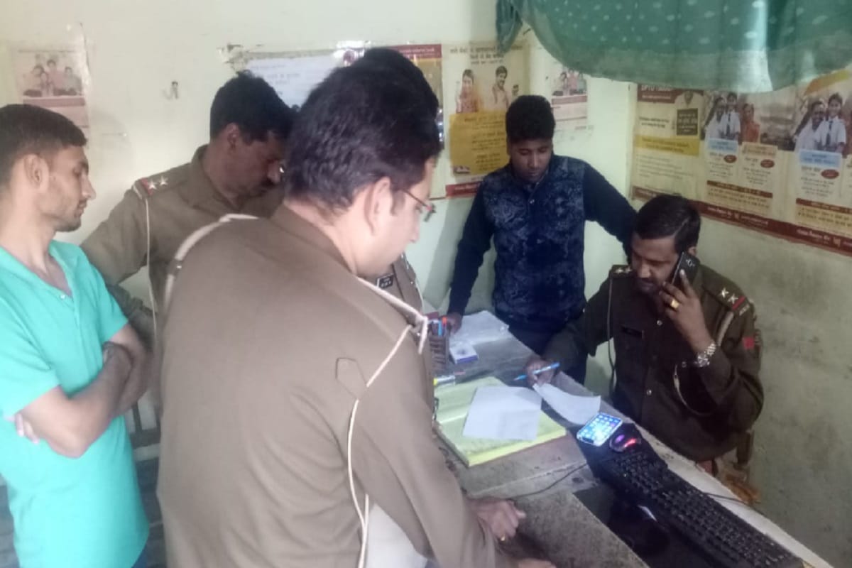 Badmash looted sixty thousand from a branch of punjab national bank at Meerut