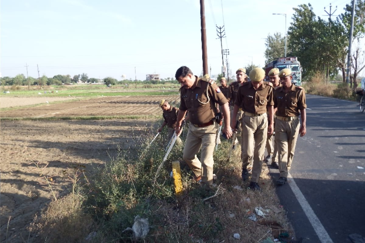 Loot in Bank in Meerut, More than hundreds of trainee cops search the loaded gun