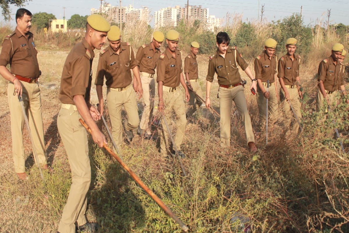 Loot in Bank in Meerut, More than hundreds of trainee cops search the loaded gun