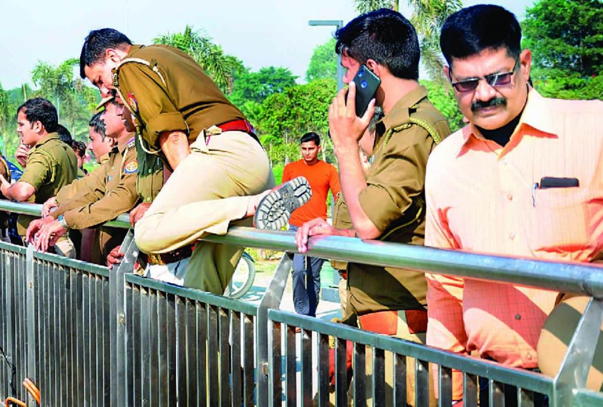 lady jumped into gomti, inspector saved her but she died in hospital in lucknow