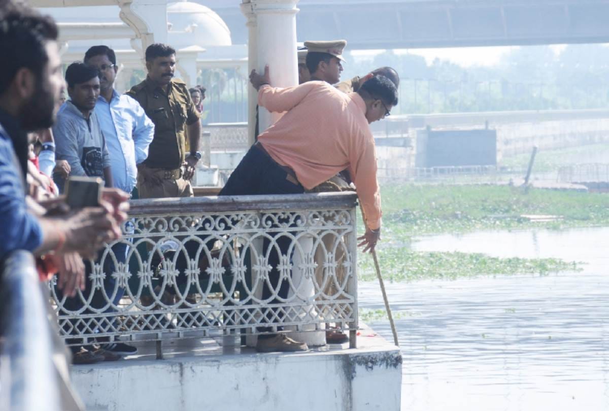 lady jumped into gomti, inspector saved her but she died in hospital in lucknow