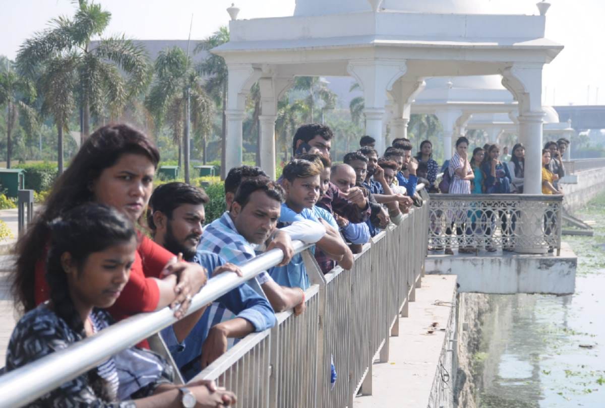 lady jumped into gomti, inspector saved her but she died in hospital in lucknow