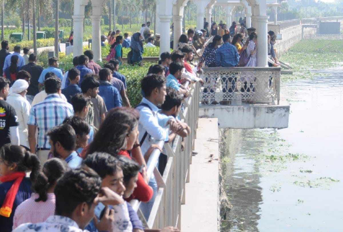 lady jumped into gomti, inspector saved her but she died in hospital in lucknow
