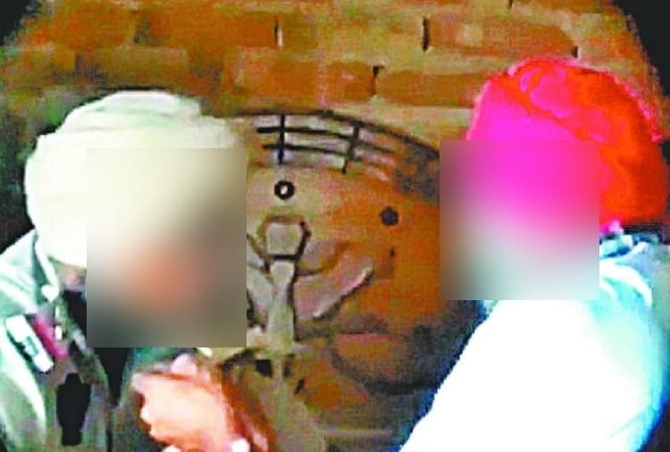 Video of ASI and head constable using heroin goes viral on social media
