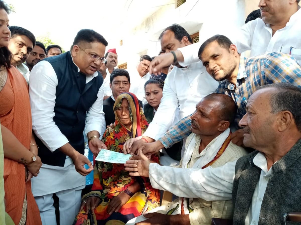 Samajwadi party gave a check of two lakhs to parents of deceased Kamlesh yadav in sarnath varanasi