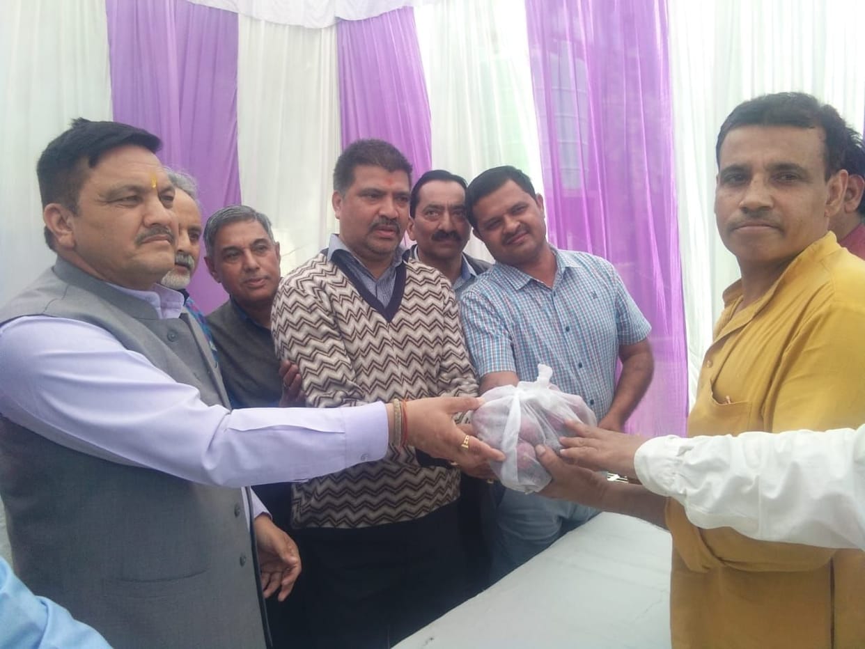 Two hundred people bought 41 kg of onion