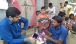 गांव खुशीपुरा में कुपोषण के शिकार बच्चों का स्वास्थ्य की जांच करते चिकित्सक।