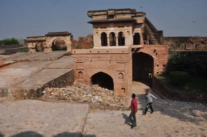 झांसी दुर्ग में स्पापित वाराहदरी । अमर उजाला