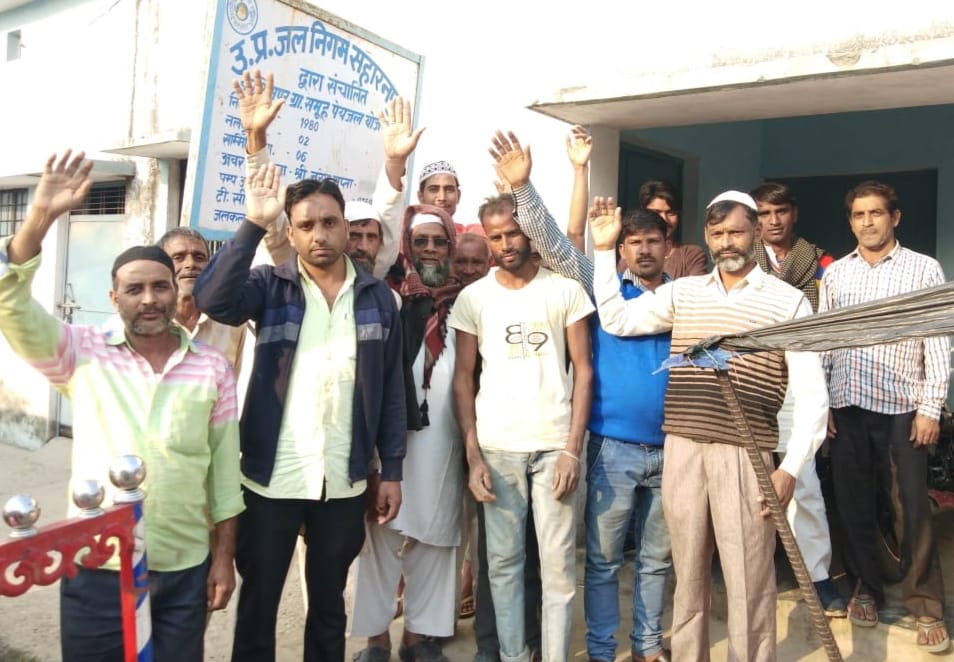 Protest of villagers upset over the shutdown of drinking water supply
