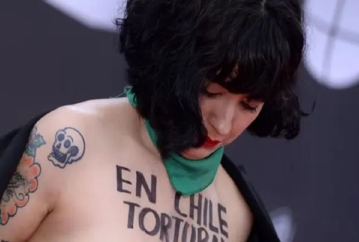 Famous Chilean singer Mon Laferte Protest against govt by writing on the breast at the award show