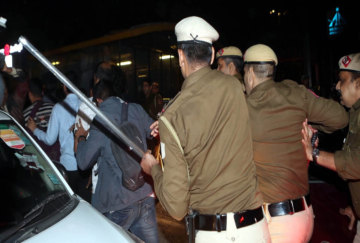 50 injured students of JNU arrive at AIIMS Trauma Center