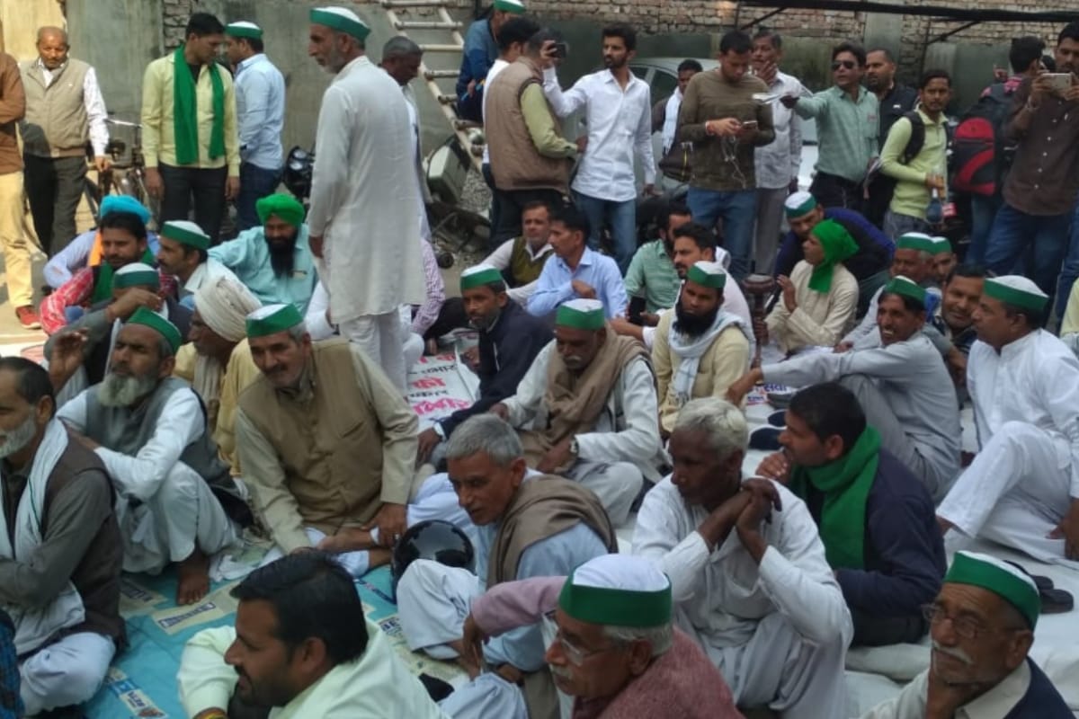 Farmers protest At Pollution office against Fine imposed on burning straw in Muzaffarnagar
