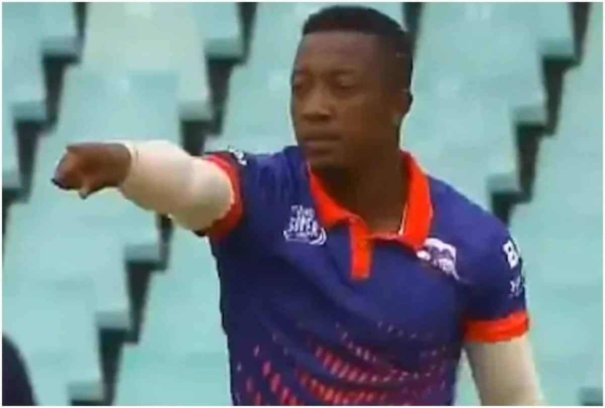 Gregory Mahlokwana South African bowler picks up wickets bowling with both arms Watch