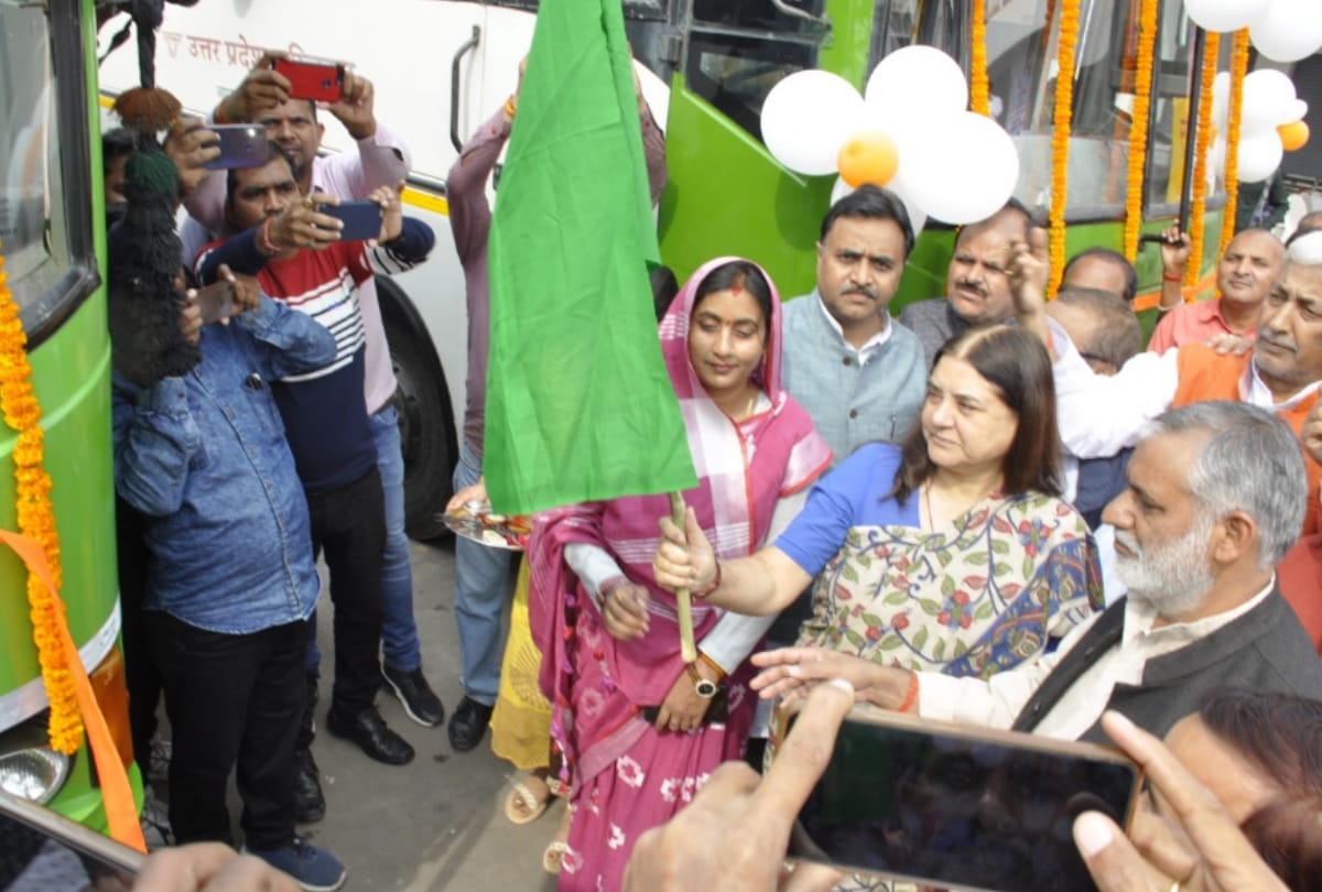 MP Maneka Gandhi inaugurated AC buses in sultanpur for Delhi and Gorakhpur