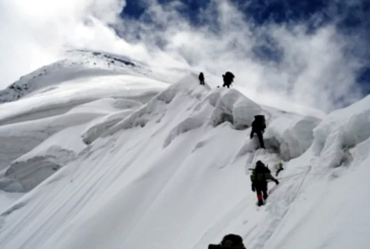 Avalanche hits Army positions in Siachen Glacier Ladakh Jammu kashmir
