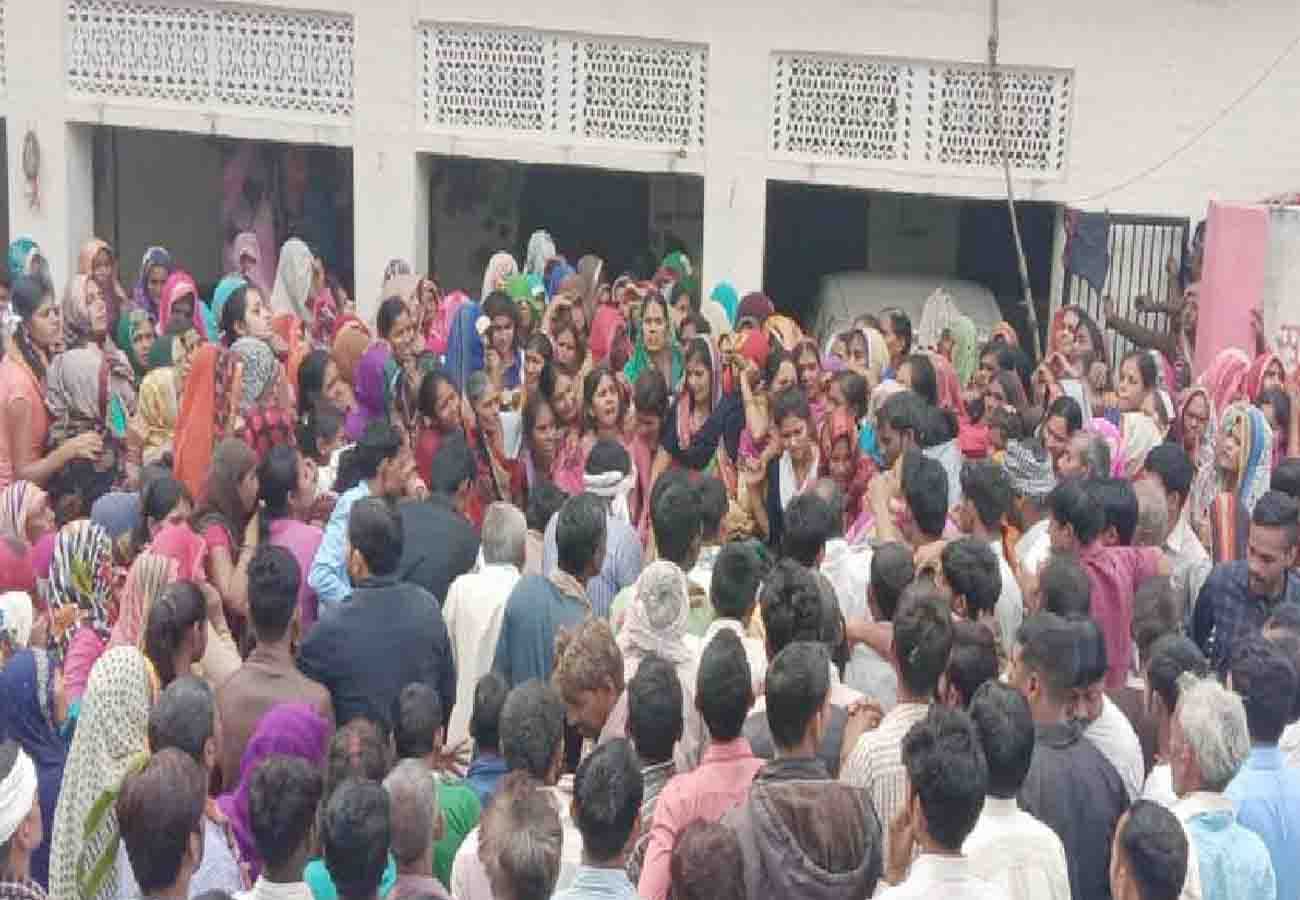 भदेवना गांव में वायुसैनिक संदीप यादव के घर के बाहर लगी भीड़