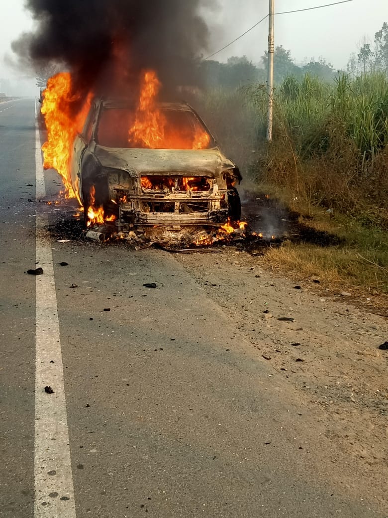 Fire in moving car, fire brigade overcomes