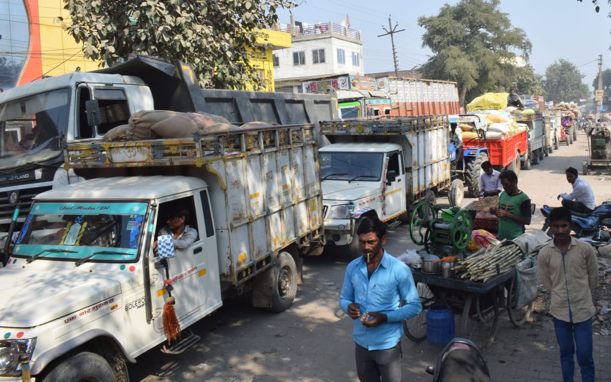 traffic jam near mandi, vehicle strucks for hours