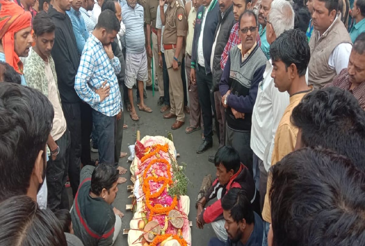 Gorakhpur people protest against Petrol Pump manager murder case