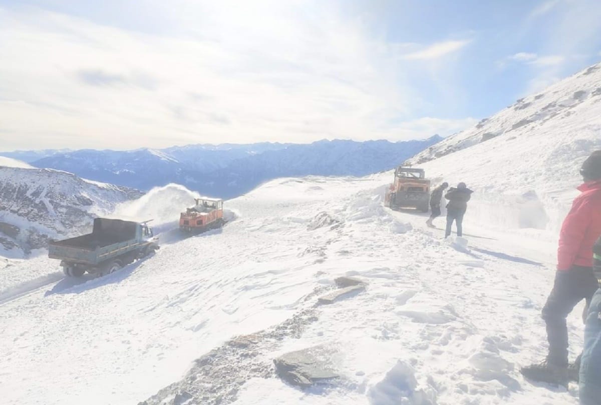 Rohtang Pass restored after six days, movement of vehicles still stalled