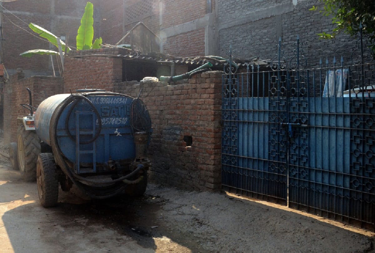 Water tanker is available for five hundred to one thousand rupees in delhi