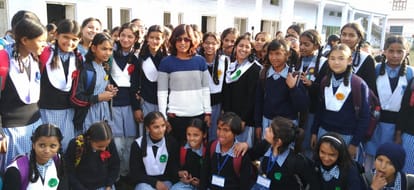 आर्य कन्या इंटर कालेज अल्मोड़ा में छात्राओं के साथ अंतर्राष्ट्रीय महिला क्रिकेटर एकता बिष्ट।