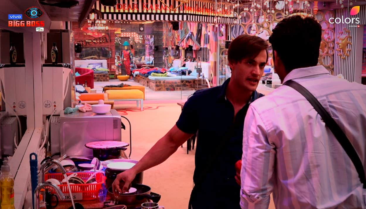 Bigg Boss 13 Weekend Ka Vaar Siddharth Shukla in front of Rohit Shetty Asim Riaz
