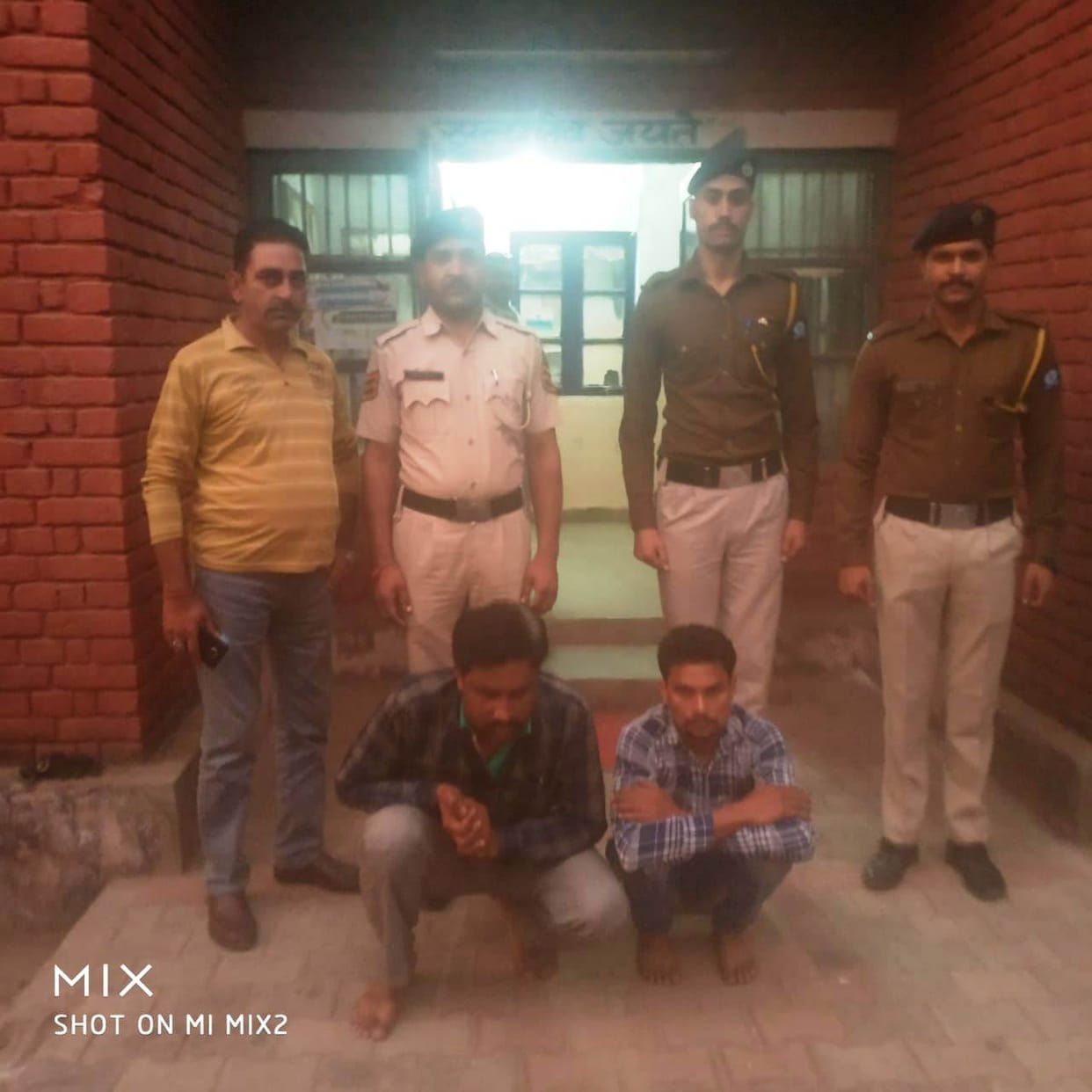Thieves arrested from Gujrat