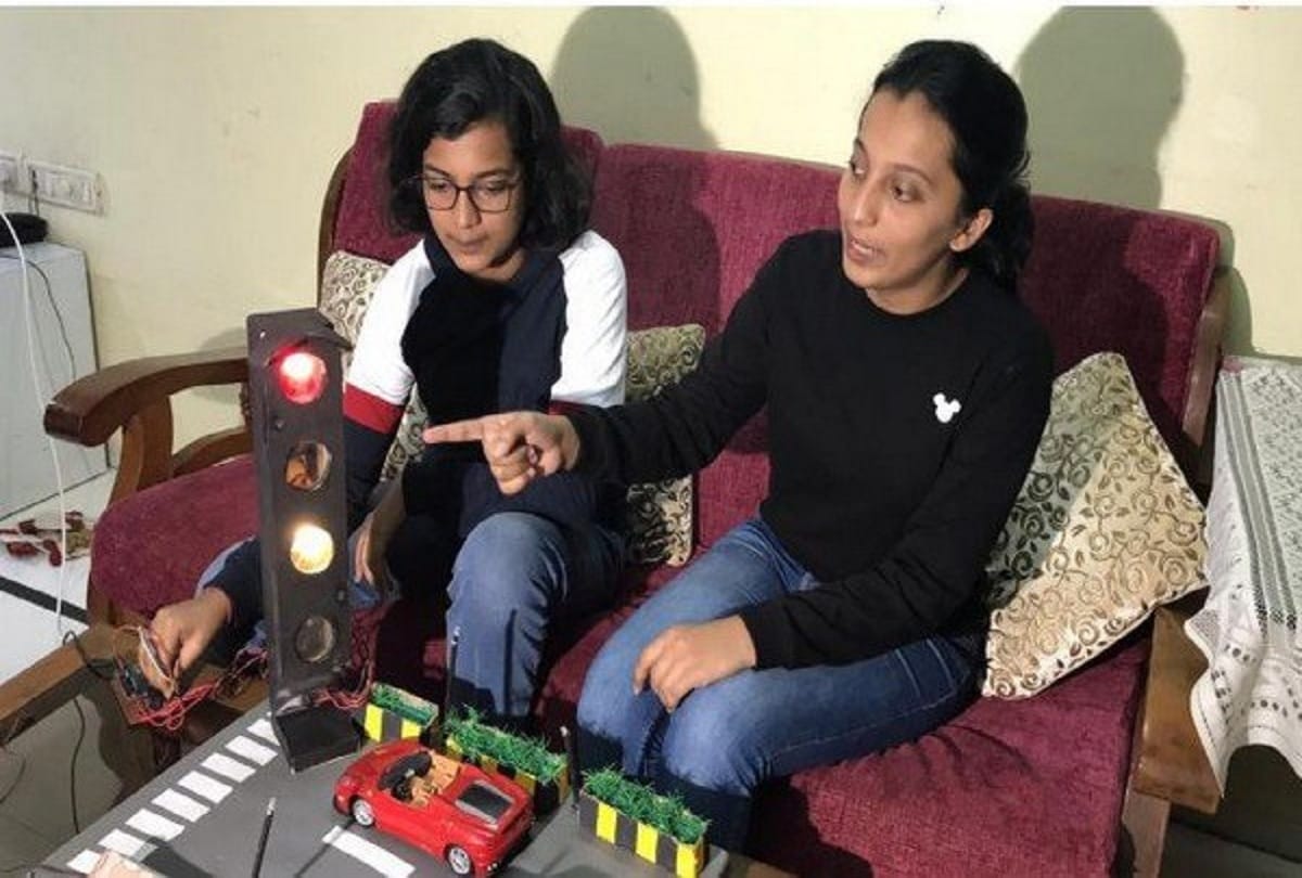 Mumbai ghatkopar Extra blue light on traffic signal to stop air pollution