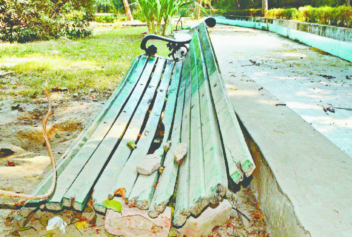 Subhas Park Pictures Demage swing dry lake Agra News