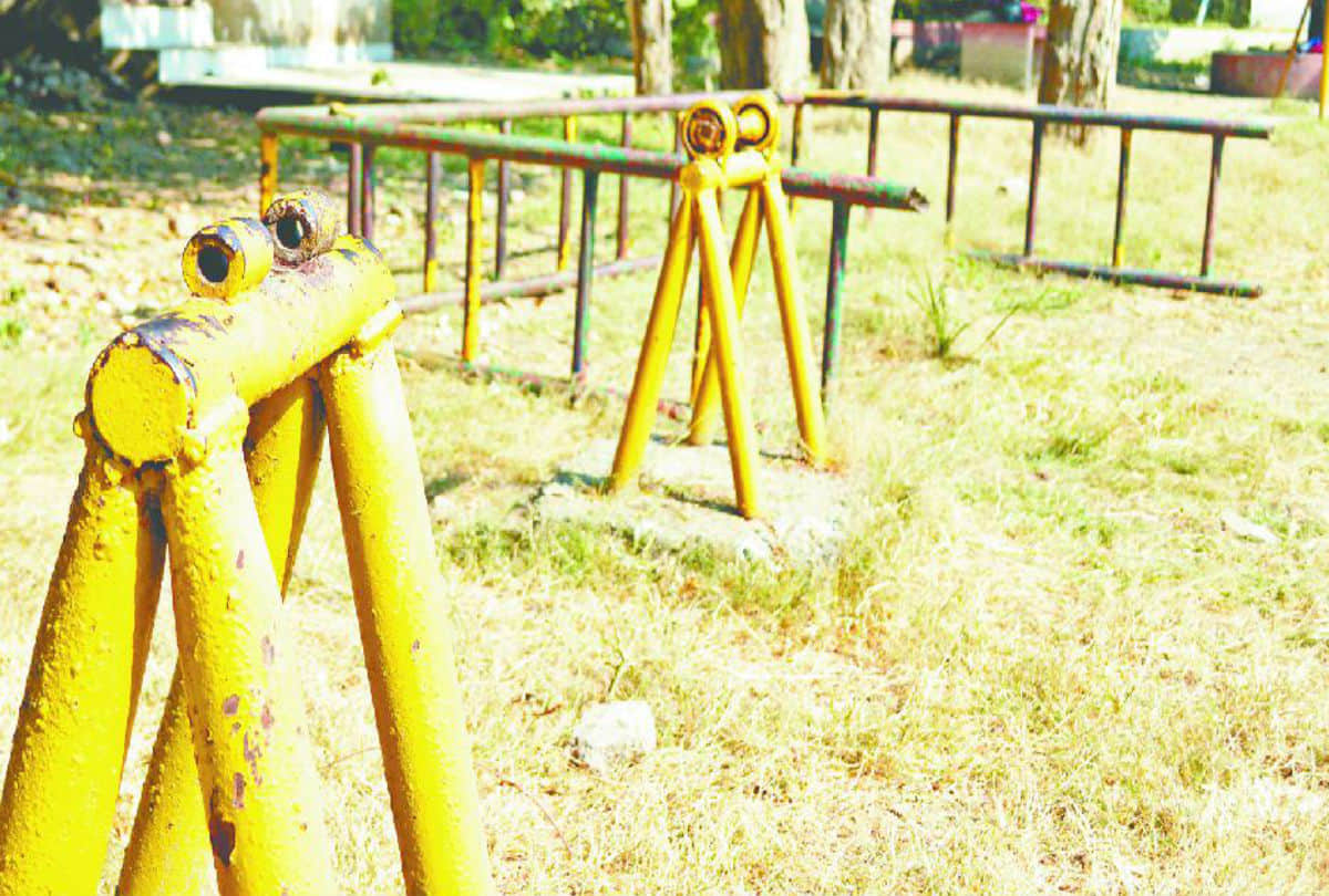 Subhas Park Pictures Demage swing dry lake Agra News