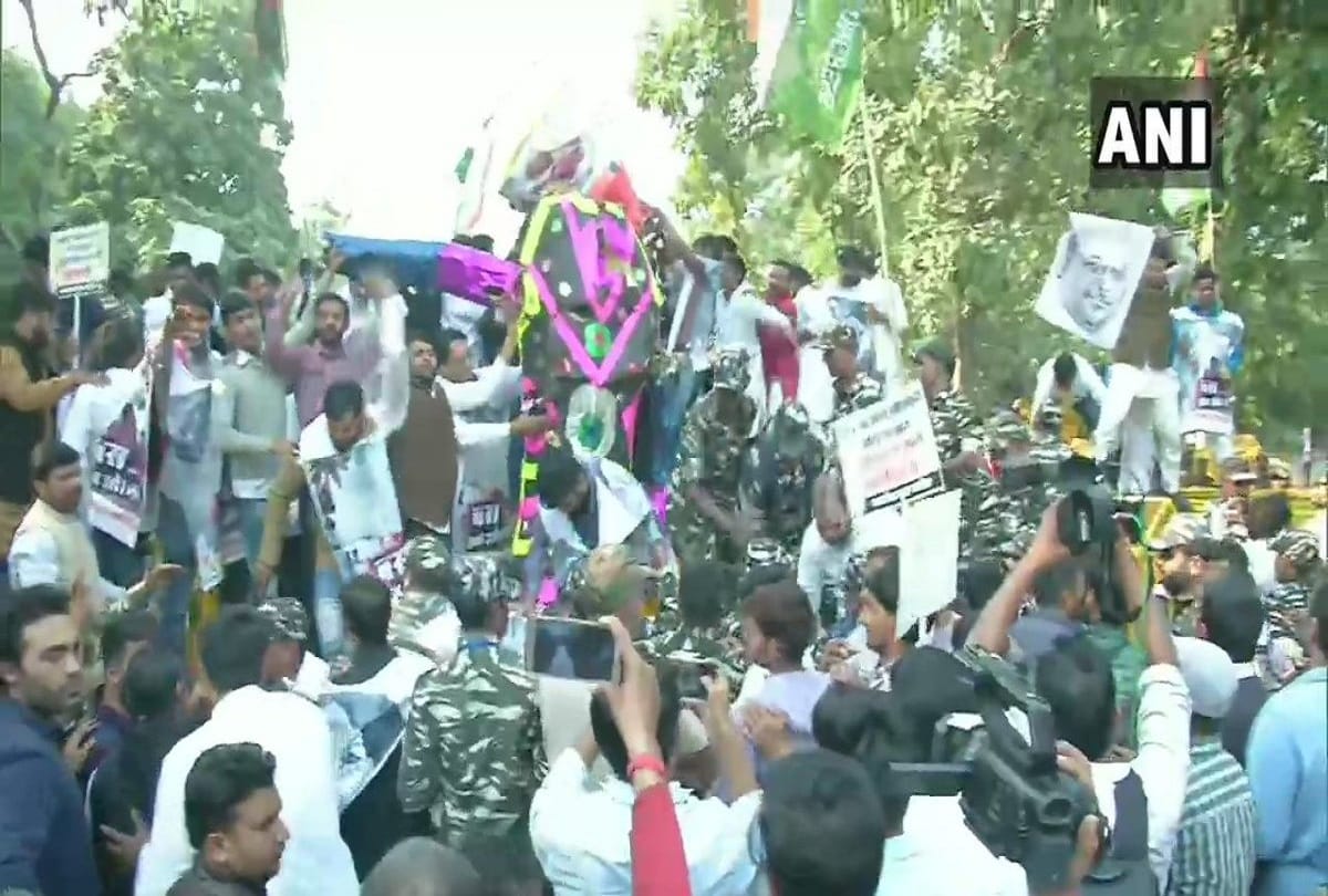 Indian Youth Congress stages a protest against the removal of SPG