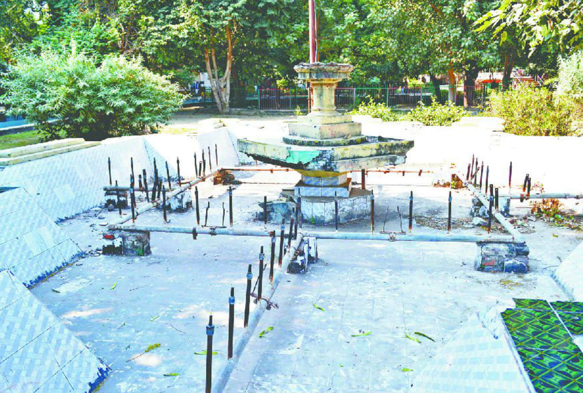 Subhas Park Pictures Demage swing dry lake Agra News