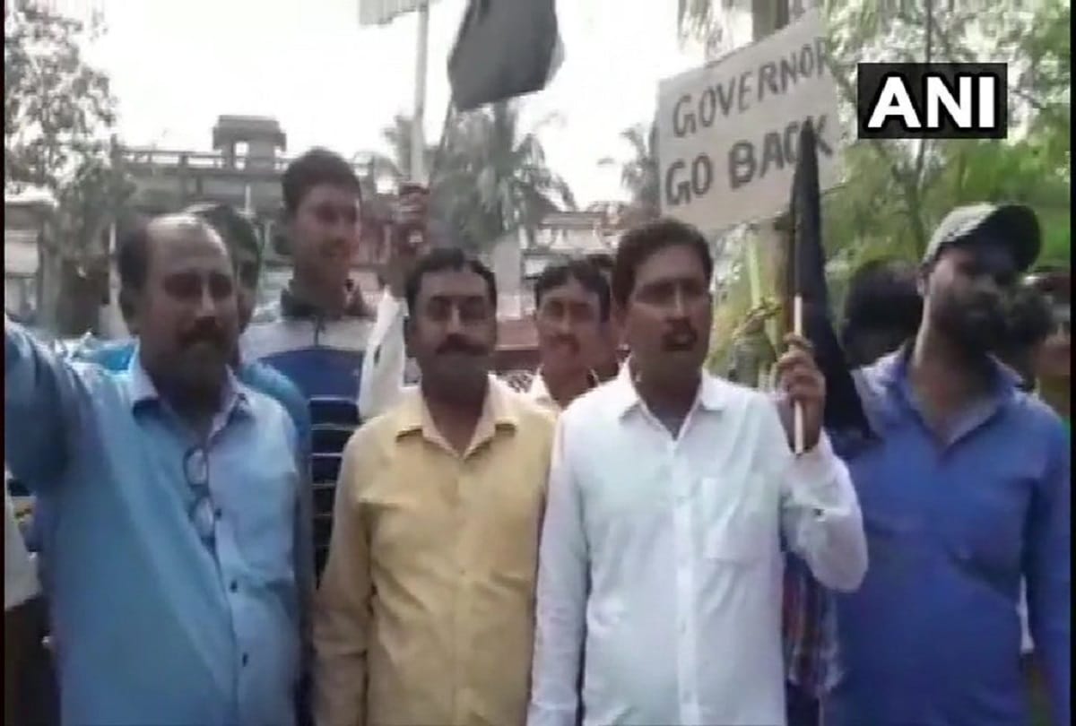 Governor Jagdeep Dhankhar shown black flags allegedly by Trinamool Congress workers