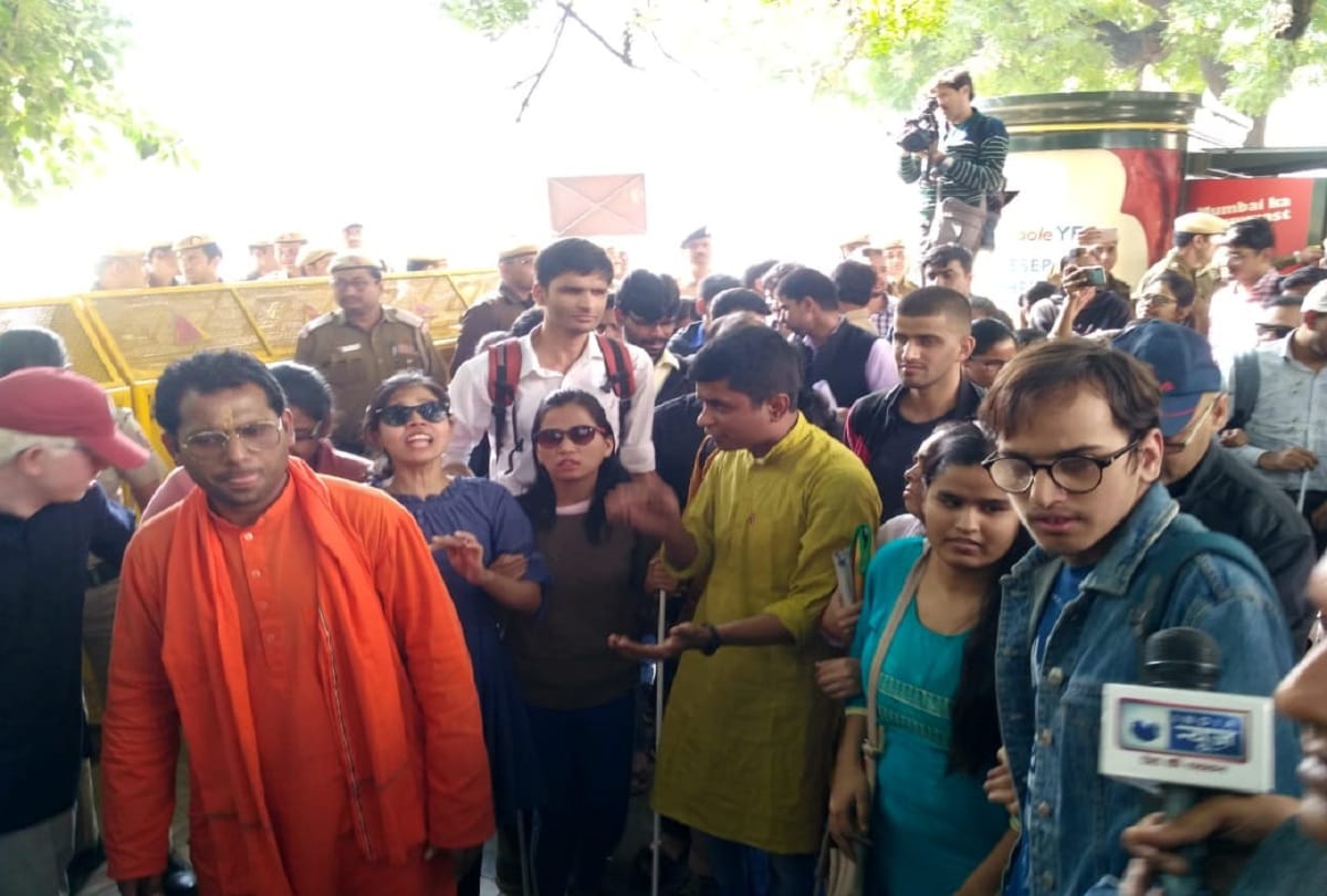 JNU students going for demonstration on Delhi Police Headquarters taken by police