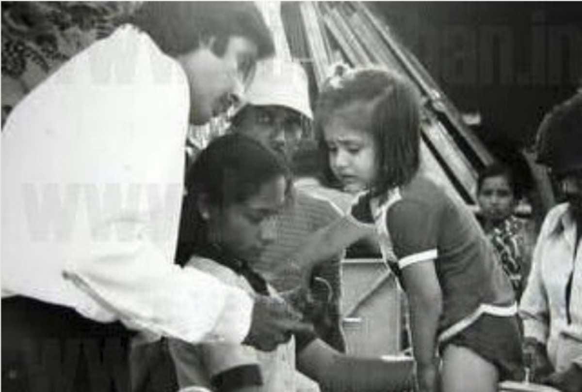 Fan share old pic of Amitabh Bachchan and Kareena Kapoor and asked who is this children