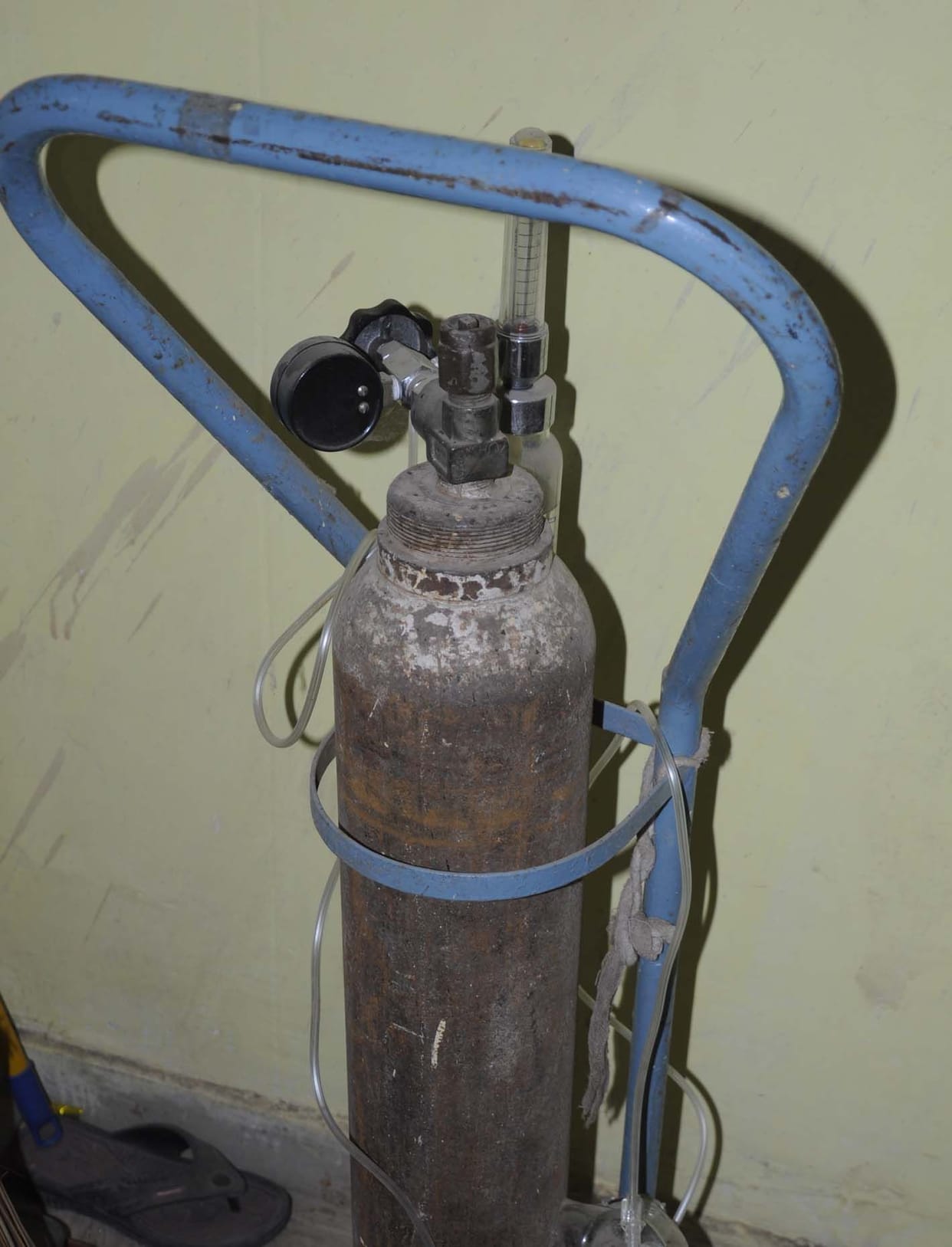 Emergency caused by oxygen cylinder burst