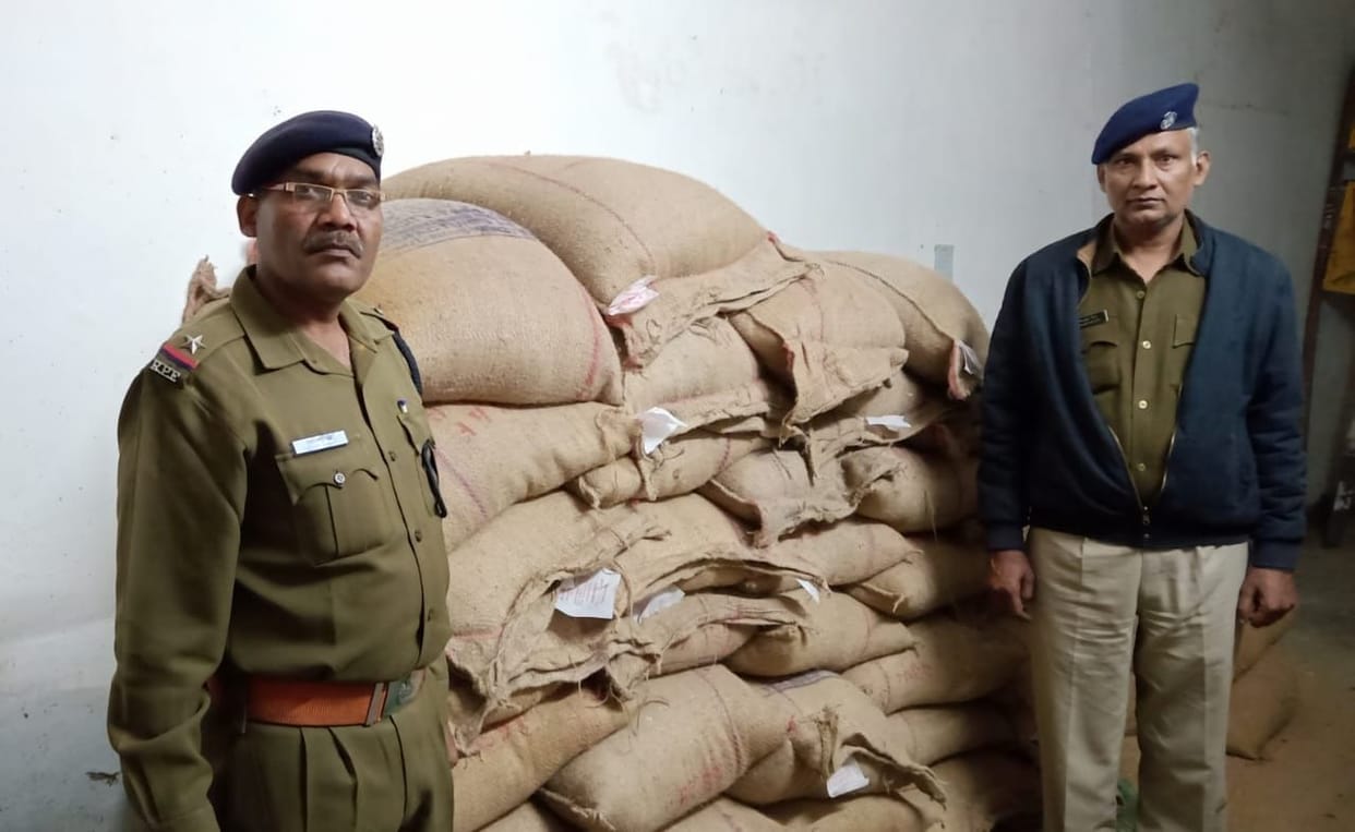 stoped the goods traina and 41 bags or rice stolen, when rpf arrive they go away, fatehabad