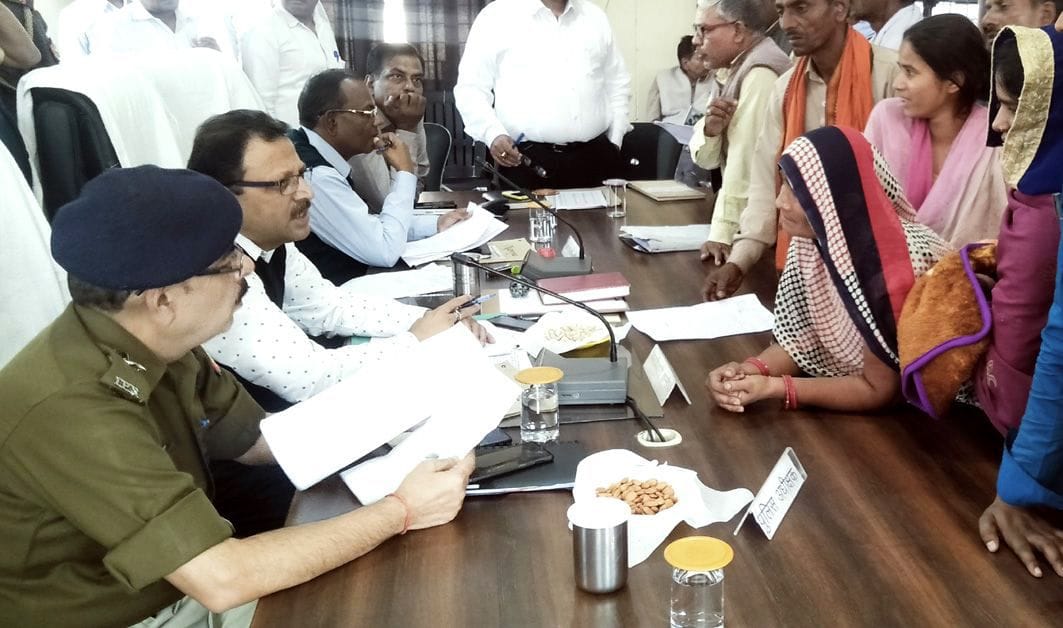 gairahaajir teen aphasaron ka vetan roka, maanga spashteekaran