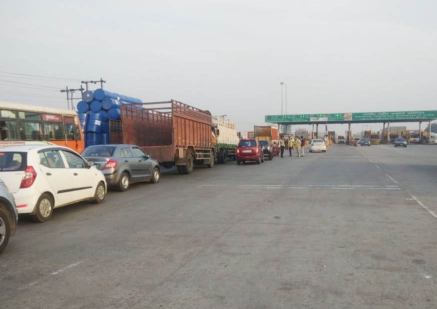 Without tag vehicals moved from booth no 1 and 10