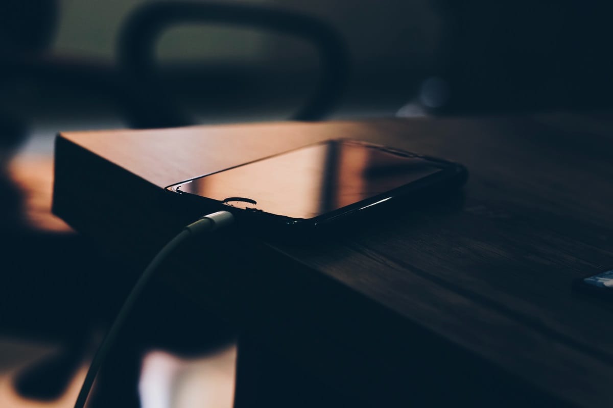 Free Charging Cable or USB Port can steal your data