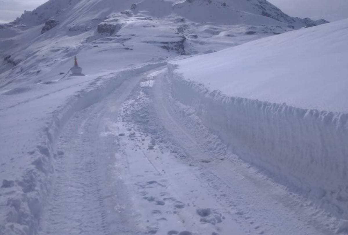Snowy Winds Blocked Traffic in Rohtang Pass BRO clearing Road